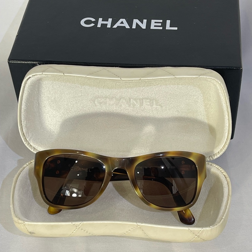Chanel Tortoise Sunglasses 02462/91235 Cream Quilted Sunglasses Case Box